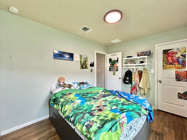 Building Photo - Stunning 3/BR 2/BA Home with Spacious Back...
