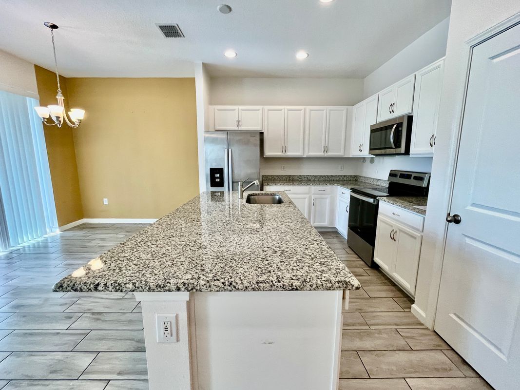 Building Photo - 421 Disa Dr