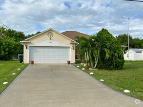 Building Photo - 1361 SW Gastador Ave