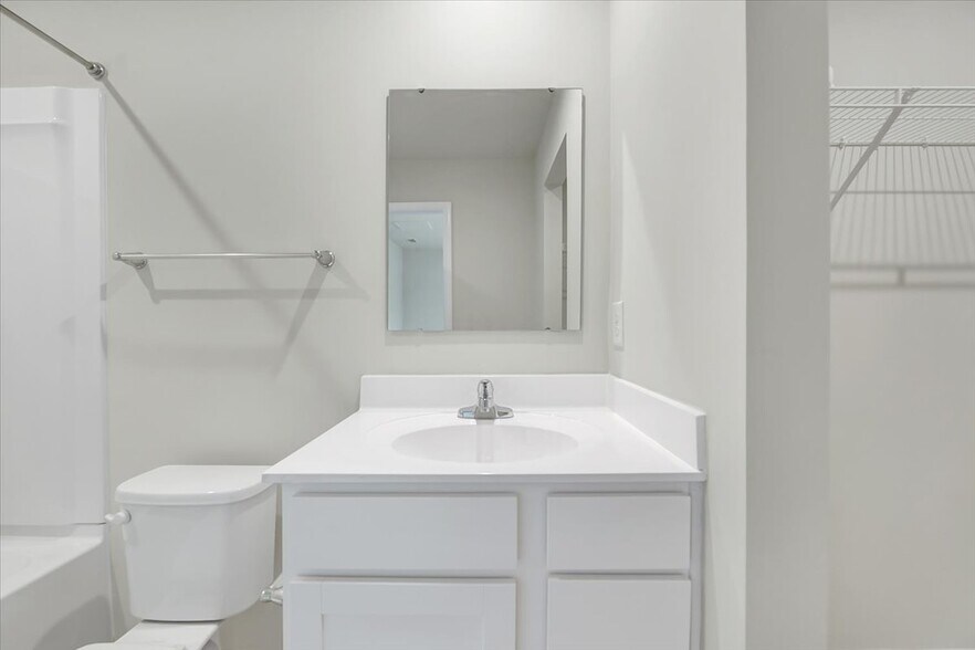 Building Photo - 5941 River Landing Dr