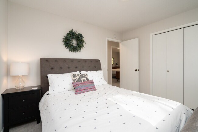 Building Photo - Lake Minnetonka 3-Bedroom Modernized Home ...