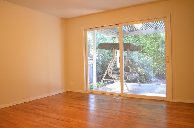 Building Photo - New Kitchen!! Beautiful family home w/extr...