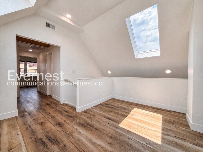 Building Photo - 1336 1/2 Kalamath Street