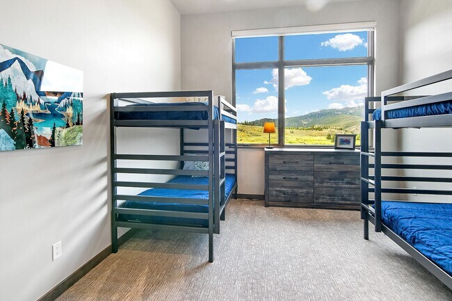 Building Photo - Luxury ski season rental is an entertainer...