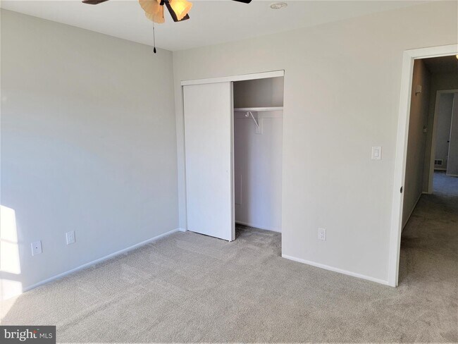 Building Photo - 308 Dove Ct