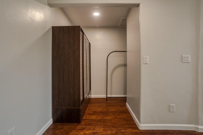 Building Photo - 501 El Paraiso Rd NW