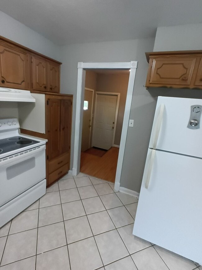 Building Photo - Wonderful Kitchen! New flooring!