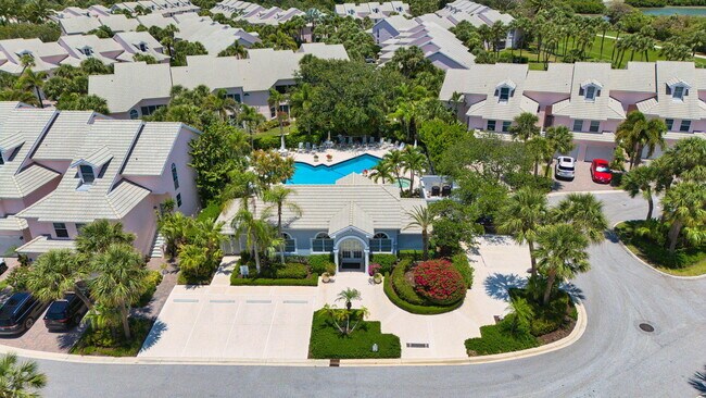 Building Photo - 2601 Fairway Dr N