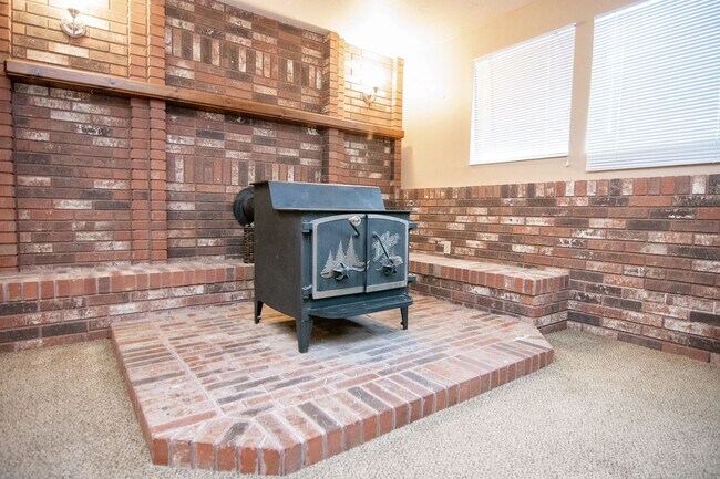 Building Photo - Really Nice 4 bedroom 3 Bath Home on Spacious Lot!