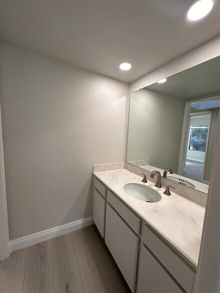 Guest Bath - 4300 Via Marisol