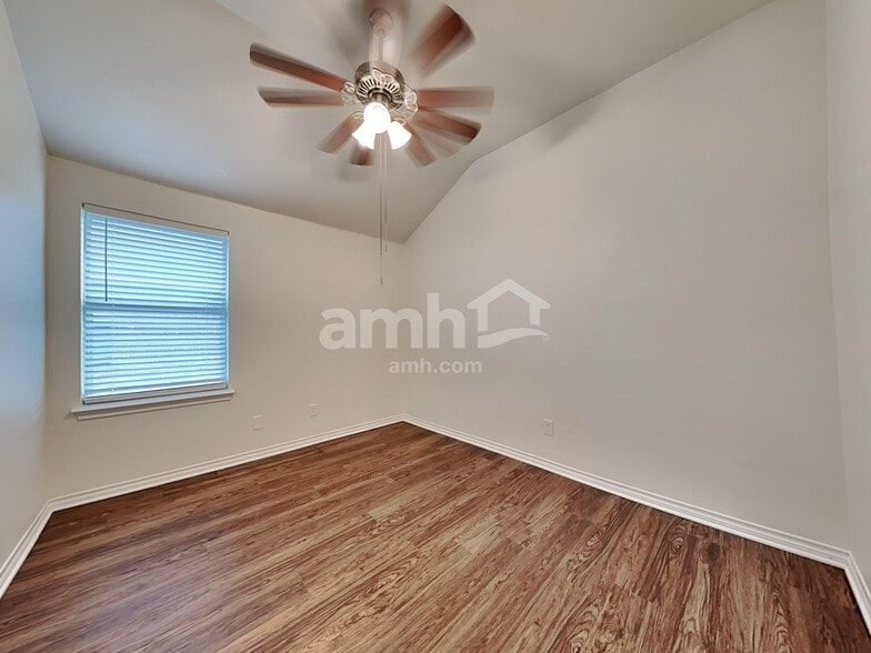 Building Photo - 3013 Lake Side Dr