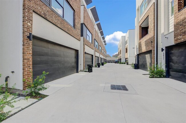 Building Photo - 5837 Dolores St