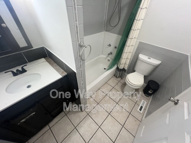 Building Photo - 1114 Longview Dr