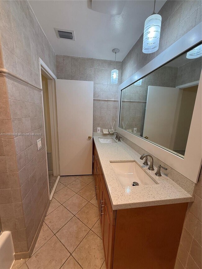 Building Photo - 1721 NE 48th Ct