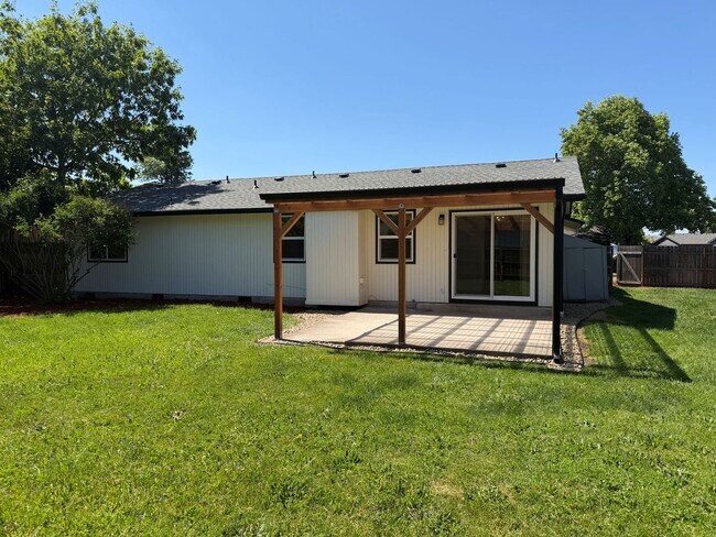Building Photo - Updated 3 bedroom 2 bath home in a great neighborhood!
