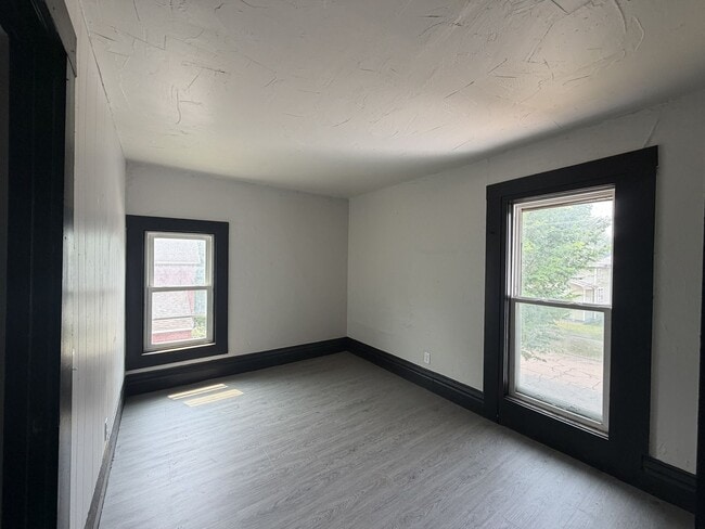 Building Photo - 543 Erin St