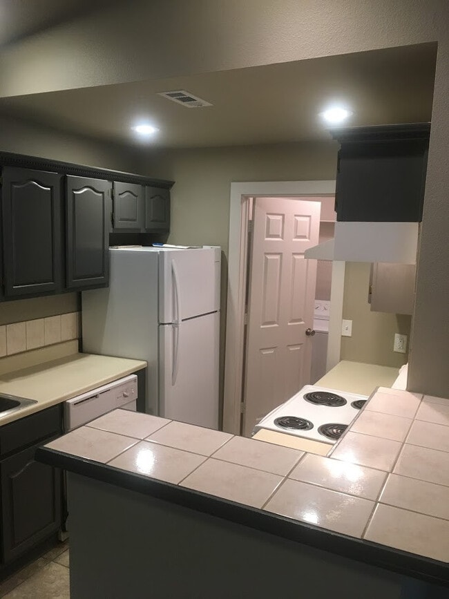 Building Photo - 719-721 N Storer Ave