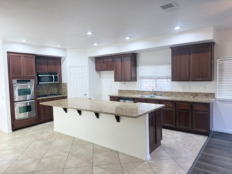 Building Photo - 9471 Stoneybrock Pl