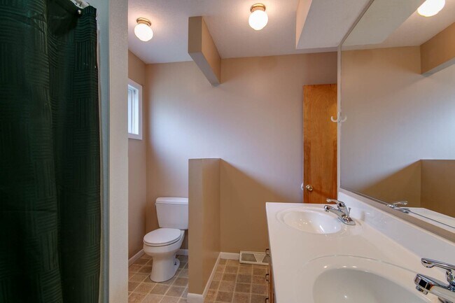 Building Photo - 1816 Elaine Dr