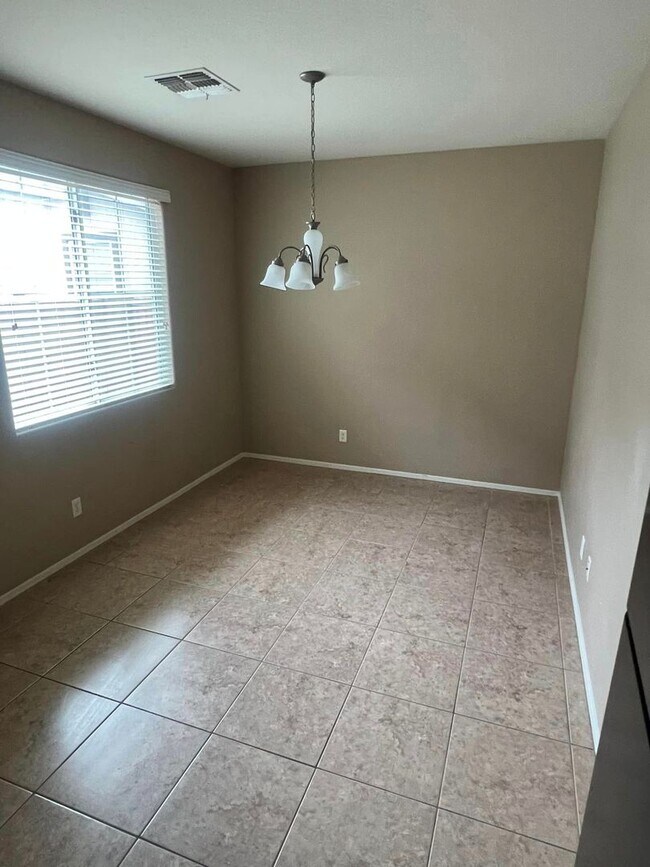 Building Photo - 4-bedroom and loft in the Willows with com...