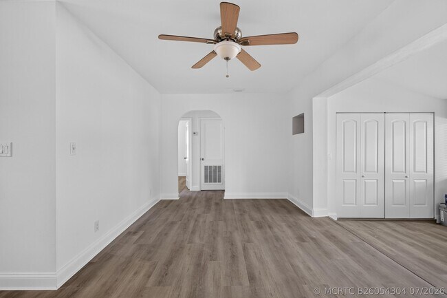 Building Photo - 423 SW 11th Ct