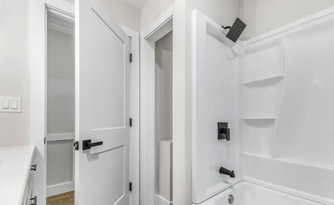 Building Photo - Move in Ready Stunning 4/3 Close To Everything In Greenville!