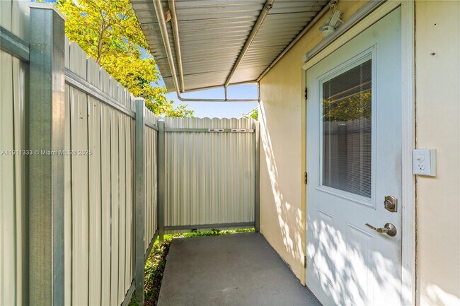 Building Photo - 570 W 46th Pl