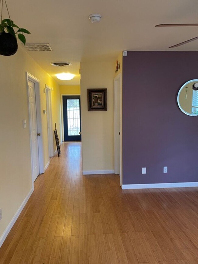 Building Photo - CHARMING 2 BED/1 BATH COZY COTTAGE LOCATED...