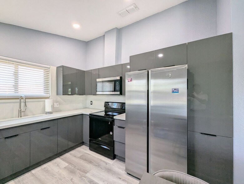 Building Photo - 8914 W Encanto Blvd