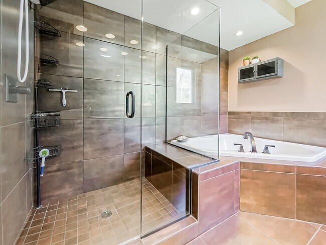 Building Photo - Welcome to this spacious single-family hom...