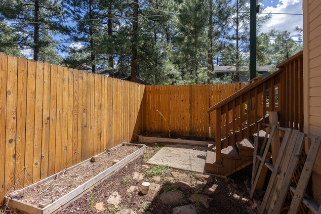 Building Photo - 335 Sandia Cir