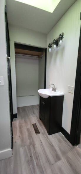 Building Photo - 144 S Main St