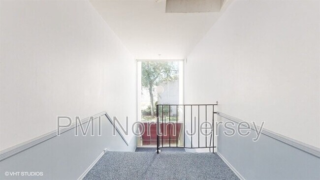 Building Photo - 462 River Rd