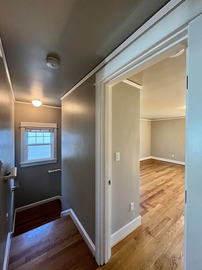 Building Photo - Gorgeous 2-Bedroom Townhome! Hardwood Floo...