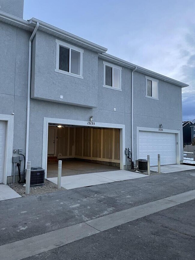 Building Photo - 15135 S Reins Wy