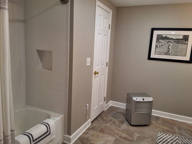 Building Photo - Knoxville 37914 - FULLY FURNISHED! 3 bedroom, 2 bath home - SHORT TERM LEASE AVAILABLE - Contact ...