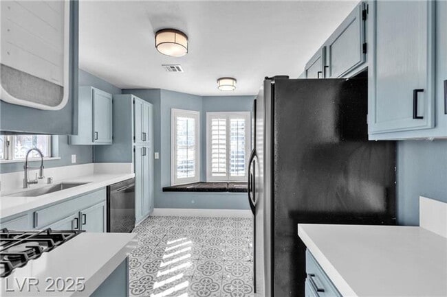 Building Photo - Updated Single Story, 2 Bedroom Home in De...