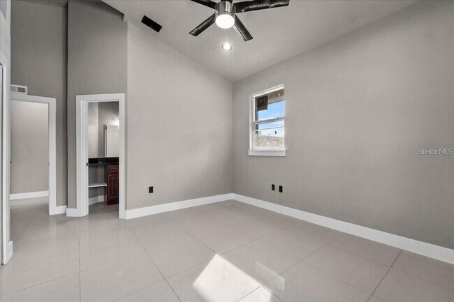 Building Photo - 724 W Crescent Dr