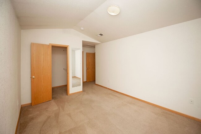 Building Photo - Upper Unit 2 Bedroom 2 Bath Condo