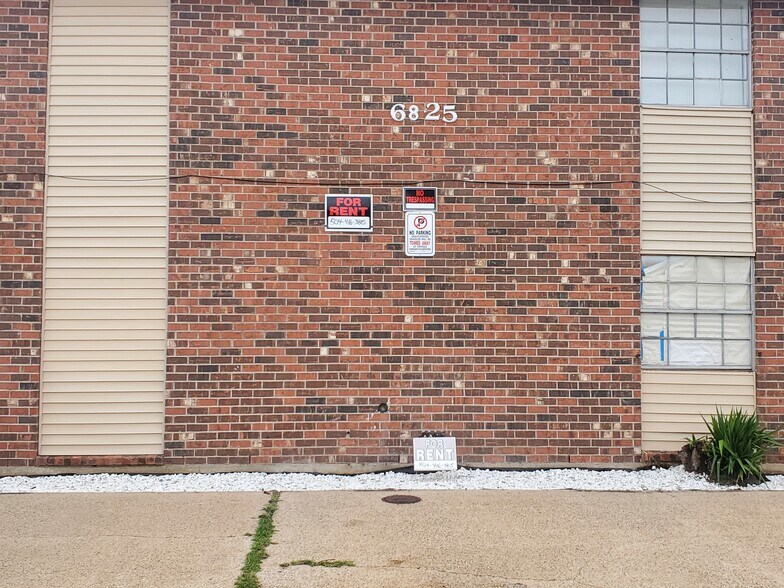 Building Photo - 6825 E Coronet Ct