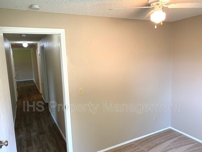 Building Photo - 912 E Eastlake Dr