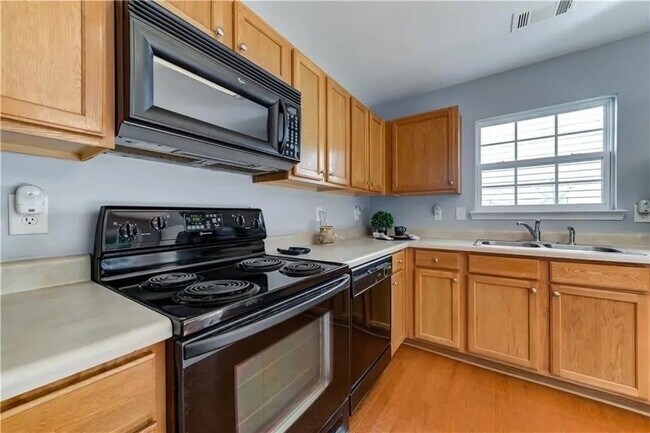 Building Photo - 2820 Mayfair Dr