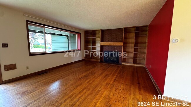 Building Photo - Vibrant 3BD | 1.5BA Home w/ Yard - SE Portland