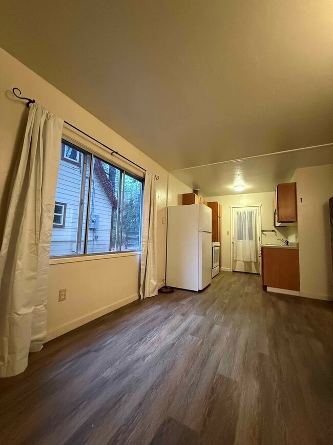 Building Photo - Quiet private one level cabin