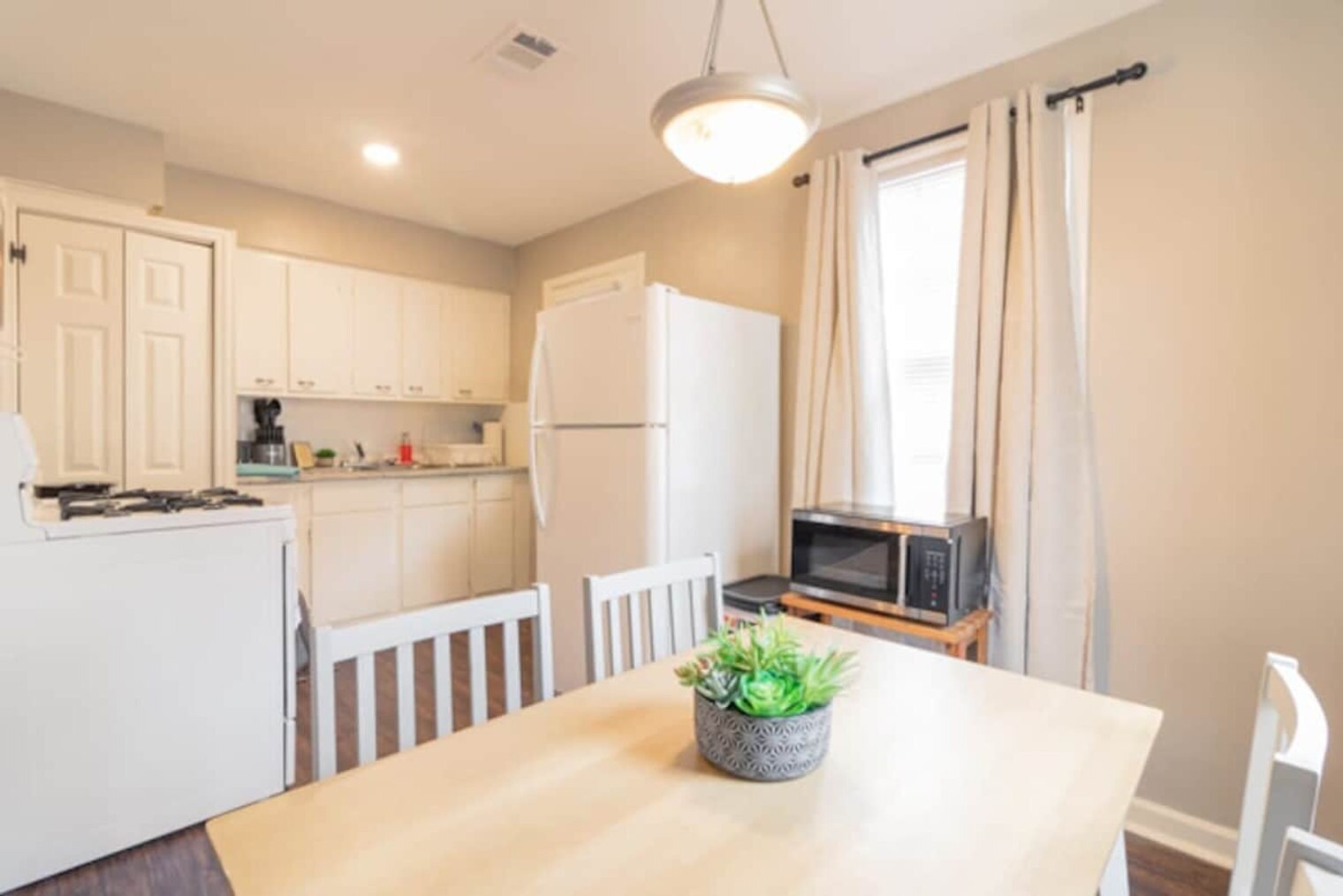 Building Photo - 3912 Crestview Dr