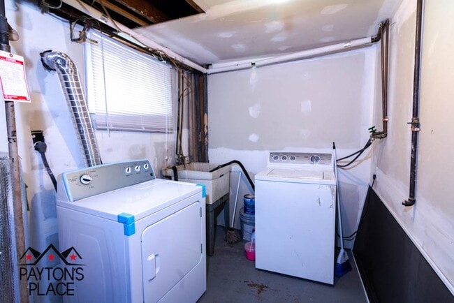 Building Photo - Spacious Single Family home with Huge Back...