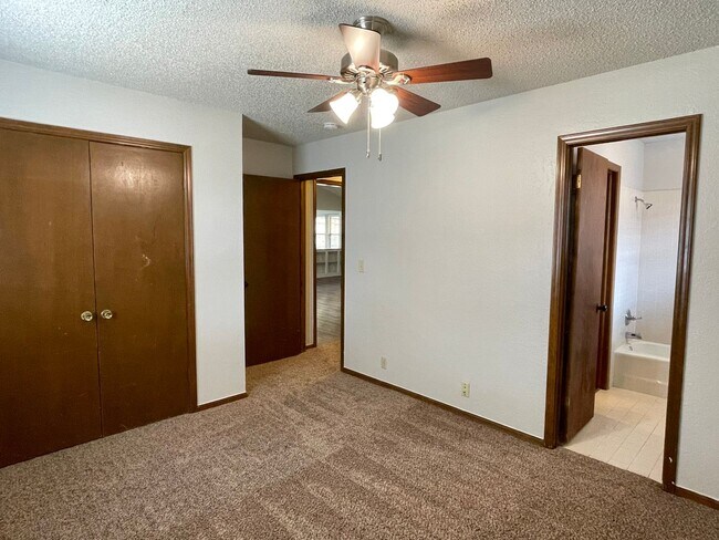 Building Photo - 903 E Northbrook Ave