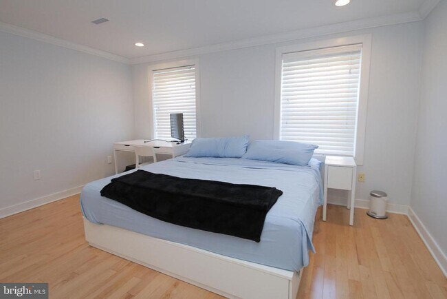 Building Photo - 703 S 17th St