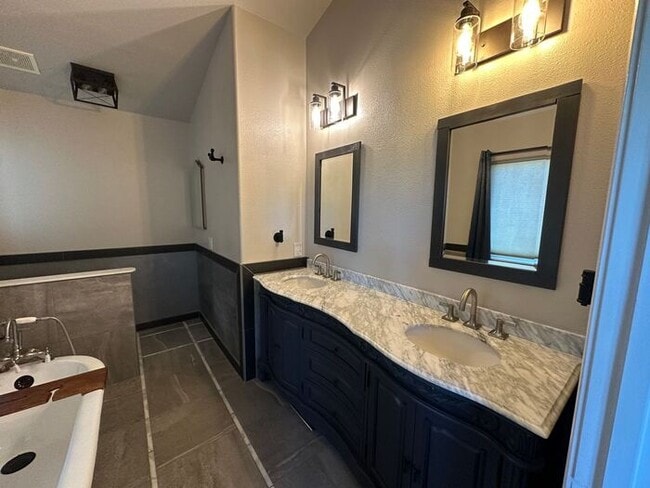Building Photo - 2860 Brittania Ct