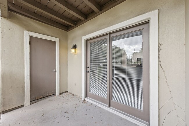Building Photo - Newly Renovated Ground Floor Condo in Gated Altamonte Springs Community!